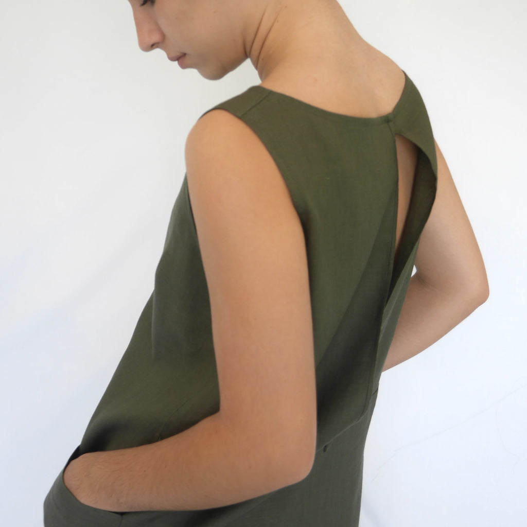 Back view of NICO dress in khaki linenBack view of NICO dress in Kahki showing back split from waist to neck.  Linen straight mid-calf length summer dress. Front pockets, self tie belt, side splits. Australian made